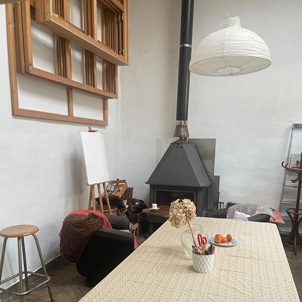 Atelier de consultation à Paris, avec table de travail, cheminée et chevalet.